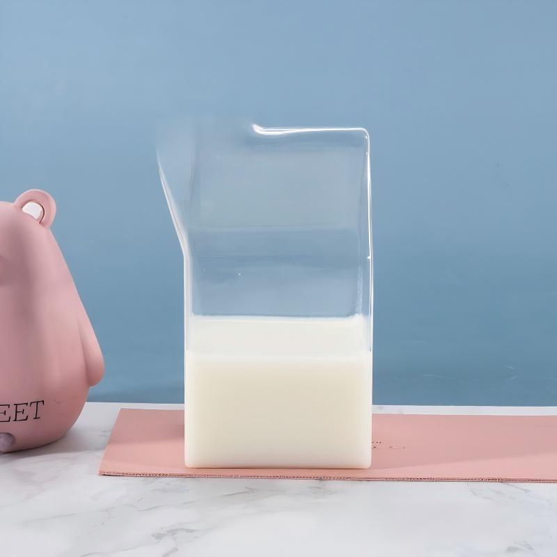 Kartonformet mælkekande i glas